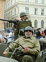 Kolona amerických jeepů na náměstí Svornosti v Českém Krumlově. Oslavy 56. výročí osvobození americkou armádou 4. května 2001 