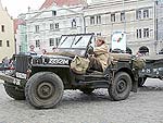 Kolona amerických jeepů na náměstí Svornosti v Českém Krumlově. Oslavy 56. výročí osvobození americkou armádou 4. května 2001 