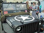 Kolona amerických jeepů na náměstí Svornosti v Českém Krumlově. Oslavy 56. výročí osvobození americkou armádou 4. května 2001 
