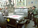 Kolona amerických jeepů na náměstí Svornosti v Českém Krumlově. Oslavy 56. výročí osvobození americkou armádou 4. května 2001 