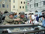 Kolona amerických jeepů na náměstí Svornosti v Českém Krumlově. Oslavy 56. výročí osvobození americkou armádou 4. května 2001 