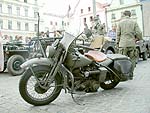 Historický motocykl na náměstí Svornosti v Českém Krumlově. Oslavy 56. výročí osvobození americkou armádou 4. května 2001 
