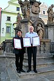 Starosta města Luboš Jedlička a ředitel Českokrumlovského rozvojového fondu Miroslav Reitinger převzali významná ocenění PRESTA jižní Čechy., foto: Jitka Augustinová